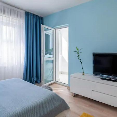 Cosy & Chic Studio Close By Victoria Square Bucarest Esterno foto