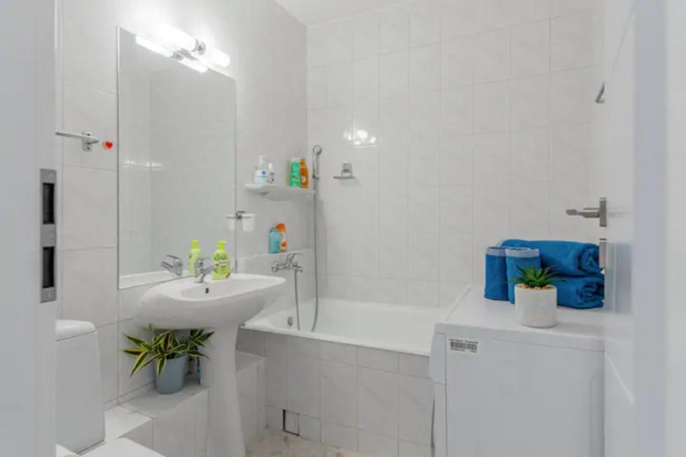 Cosy & Chic Studio Close By Victoria Square Bucarest Esterno foto